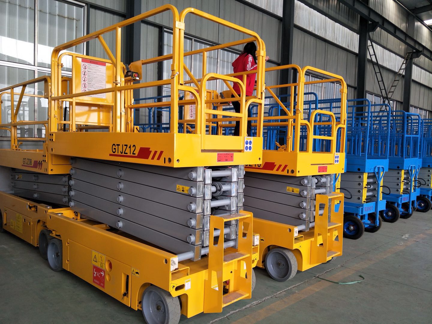 全自動行走式升降機(jī) 全自動行走式升降機(jī)