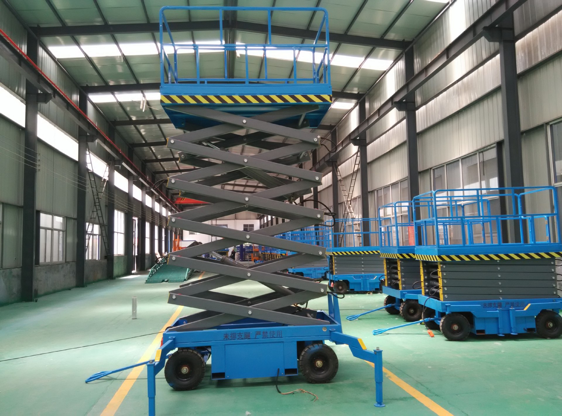 液壓升降平臺比梯子好在哪里? 升降機升降平臺